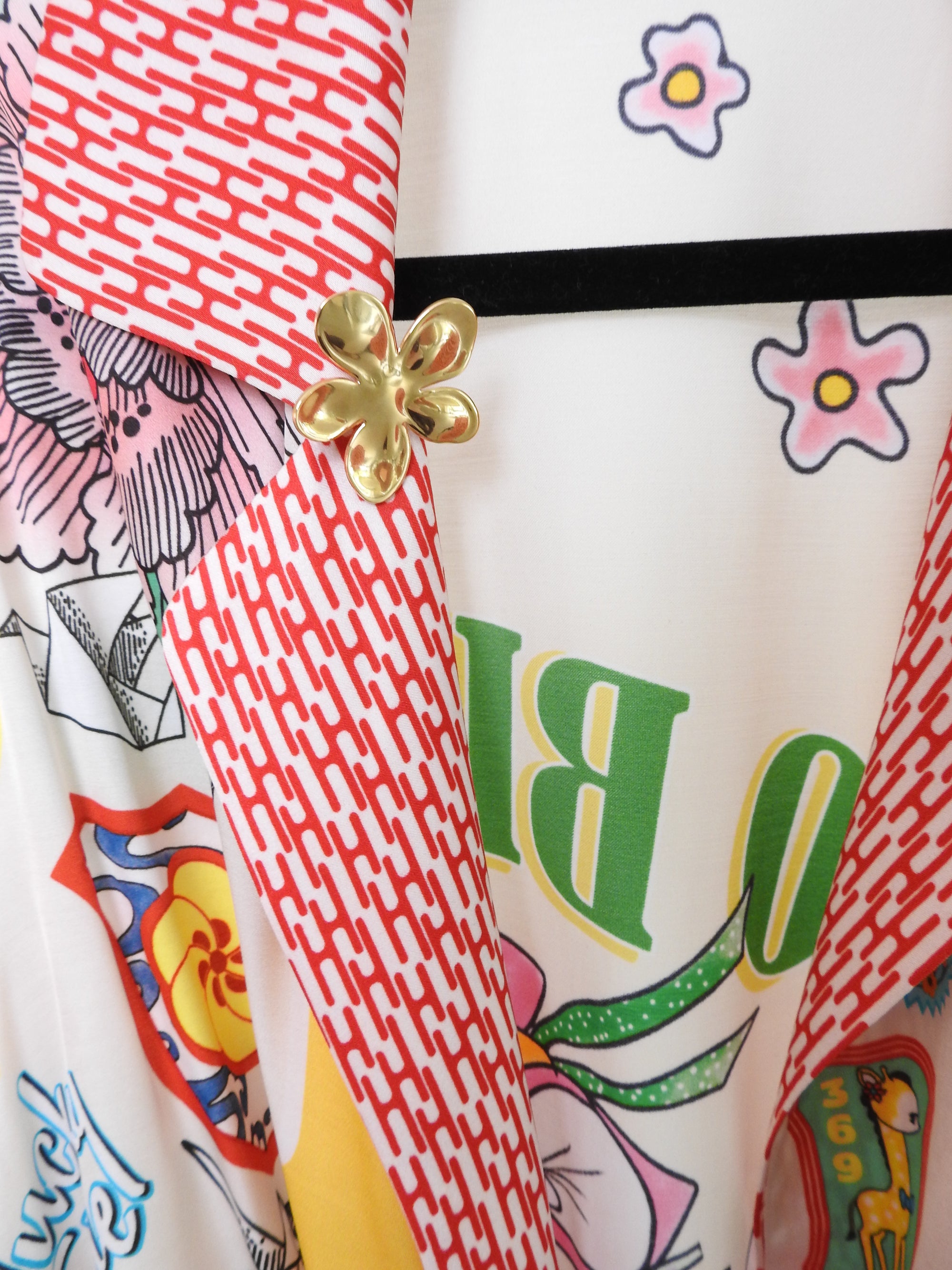 LUCKY ME LUCIA BELTED KIMONO & FUN FLOWER BROOCH