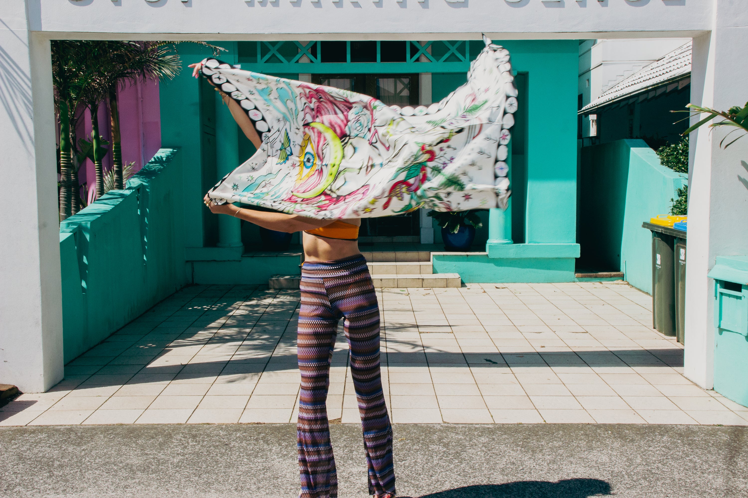 ENLIGHTENMENT PAREO / SCARF & GOLD ROUND BROOCH